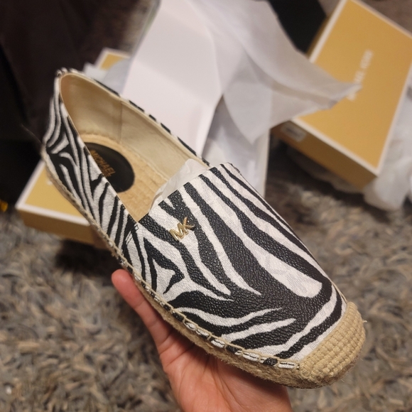 NEW MK eye catching flat shoe - Picture 1 of 5